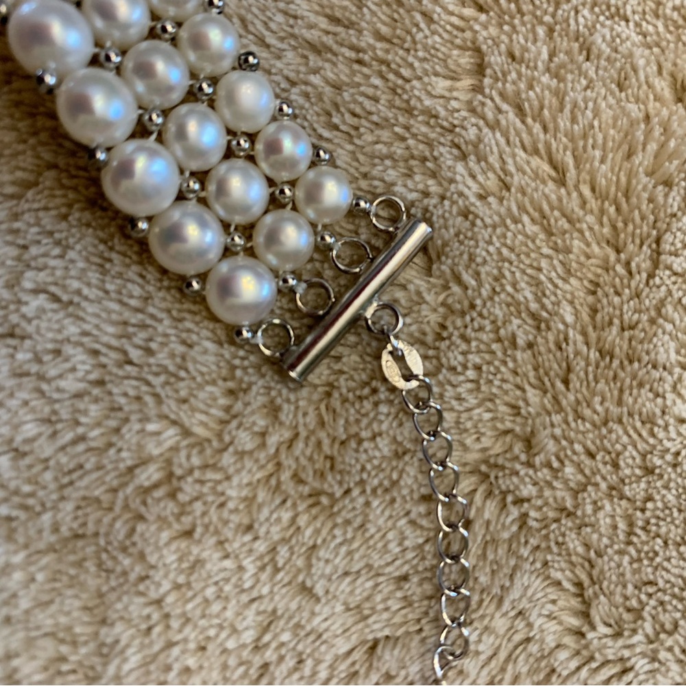 Beautiful pearl and sterling choker and stretch bracelet set. Never worn. - Picture 4 of 8